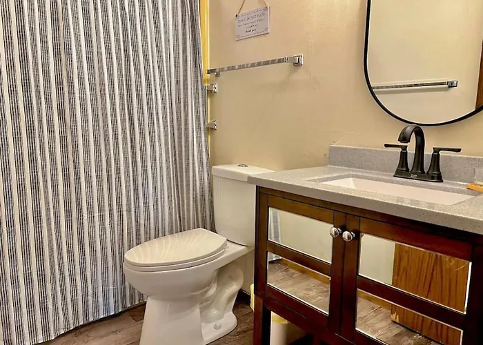 Quiet Cozy 2br Black Out Curtains Apartment Peoria
