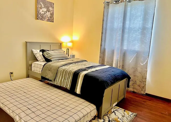 Quiet Cozy 2br Black Out Curtains Peoria